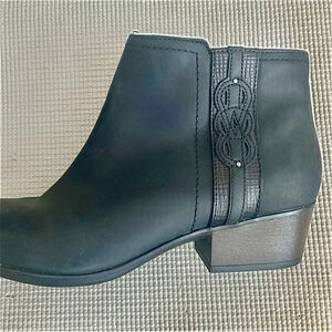 Clarks Collection Adreena Lilac Booties, Black Leather, Womens Size 9 Nice Cond